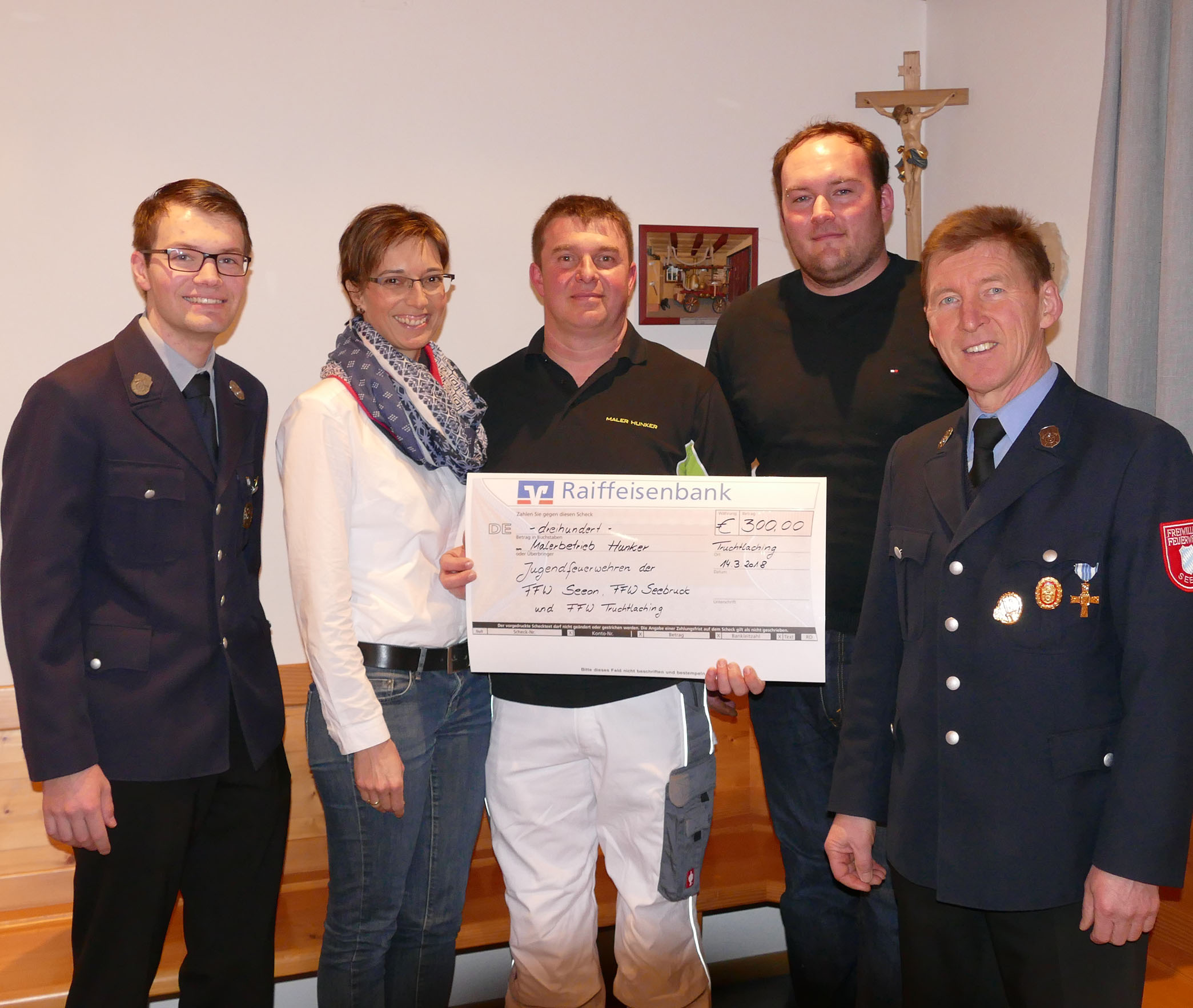 Diana und Alexander Hunker überreichen die Spende an die örtlichen Jugendfeuerwehren.