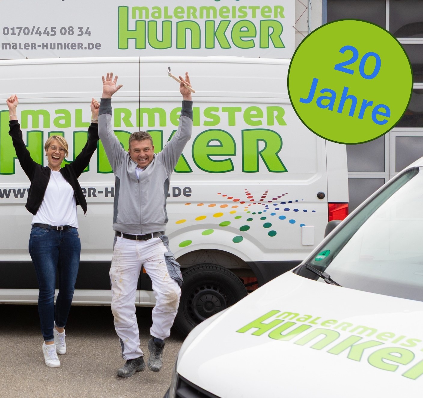 Diana und Alexander Hunker überreichen die Spende an die örtlichen Jugendfeuerwehren. Diana und Alexander Hunker überreichen die Spende an die örtlichen Jugendfeuerwehren.